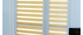 Duo rolety na drzwiach balkonowych z prowadnicami w kolorze białym 